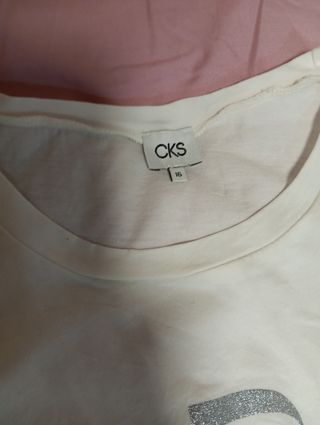Camiseta blanca con letras doradas