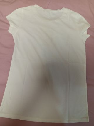 Camiseta blanca con letras doradas