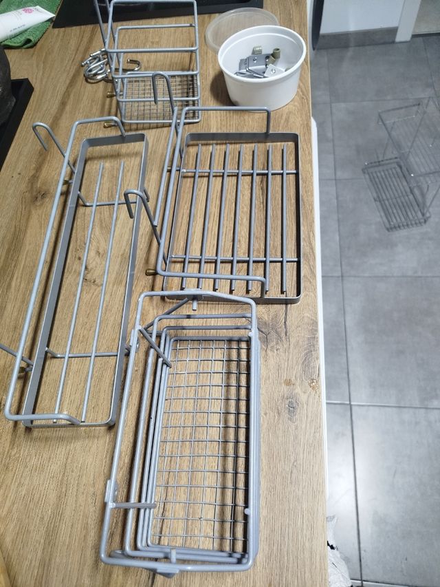 Conjunto de cestillos para cocina y estantería.