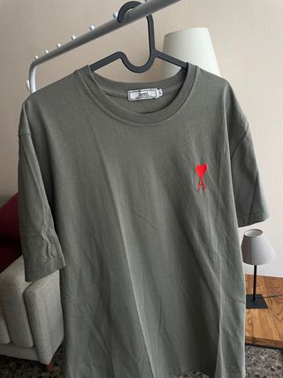 Camiseta AMI Paris verde con corazón rojo Talla L