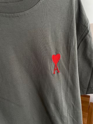 Camiseta AMI Paris verde con corazón rojo Talla L