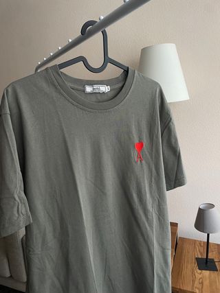 Camiseta AMI Paris verde con corazón rojo Talla L