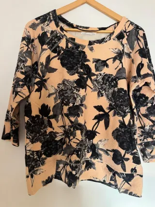 Sudadera floral negra y rosa