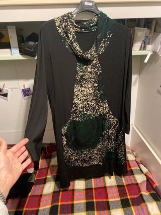 Vestito nero con stampa floreale 
