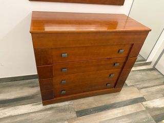 Cómoda de madera con espejo