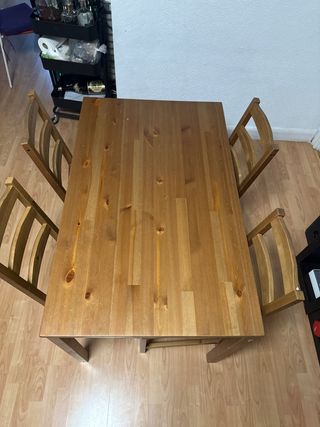 Mesa de comedor de madera