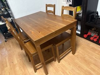 Mesa de comedor de madera