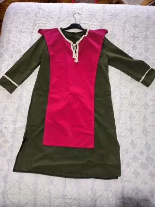 Traje medieval niño verde y rojos
Talla: 10-11años