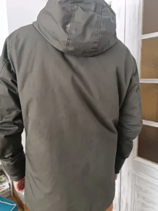 Parka Elvine verde oliva.  Abrigada e impermeable