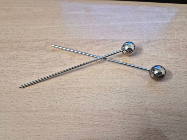 Pinchos plateados con bola