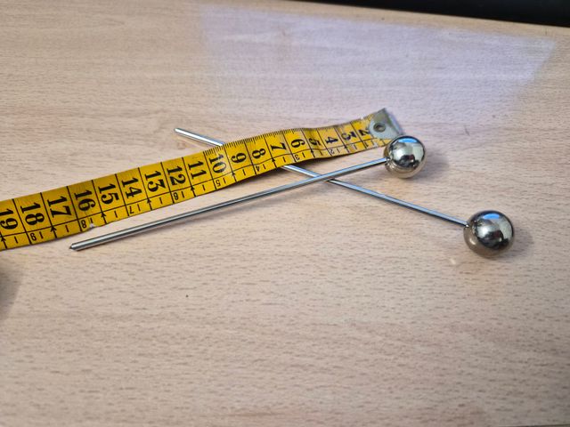 Pinchos plateados con bola