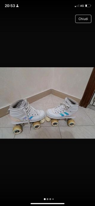 Pattini a rotelle bianchi
