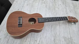 /Ukelele de madera