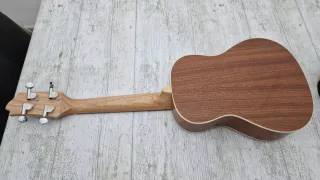 /Ukelele de madera