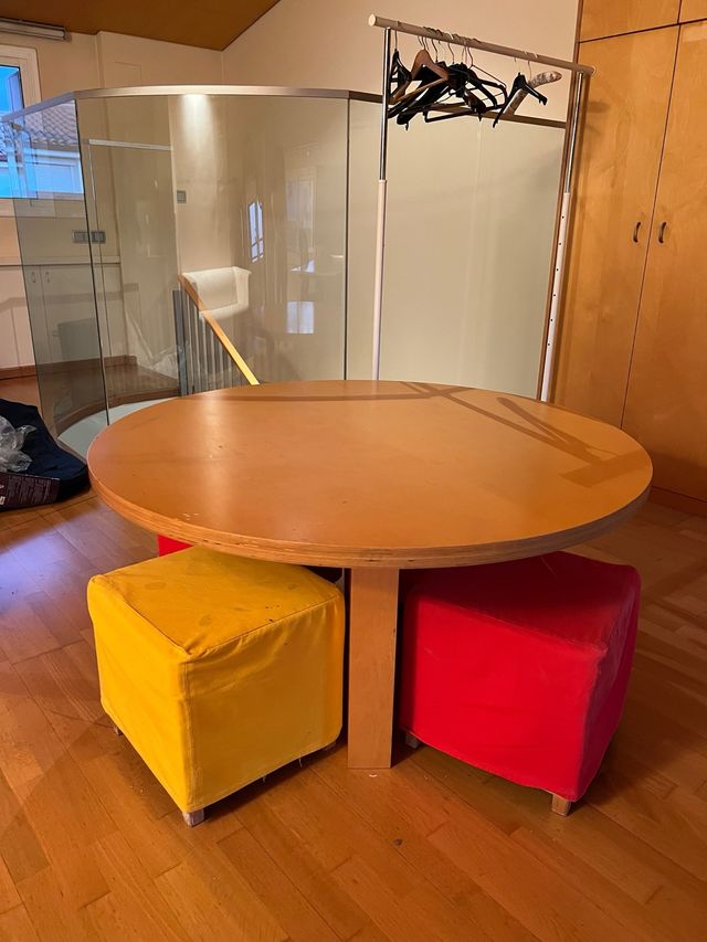 Mesa redonda con 4 taburetes acolchados