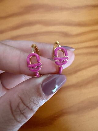 Pendientes Tous dorados y fucsia
