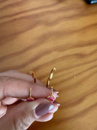 Pendientes Tous dorados y fucsia