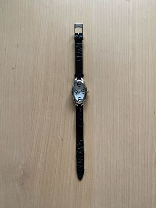 Reloj de pulsera ovalado negro y plateado
