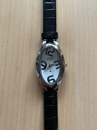 Reloj de pulsera ovalado negro y plateado