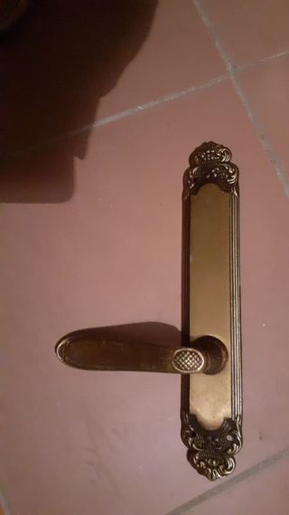 Tiradores de puerta dorados