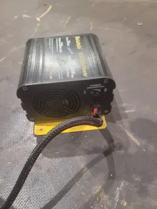 Inversor eléctrico Motormate 300W DC-AC 24V a 230V