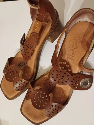 Sandalias de piel con tacón cuadrado