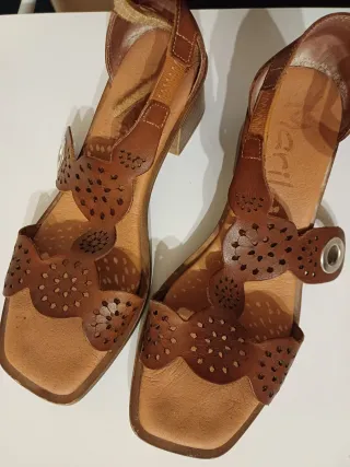 Sandalias de piel con tacón cuadrado