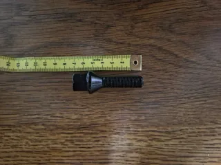 Tornillos negros para separadores de rueda.