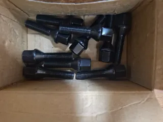 Tornillos negros para separadores de rueda.