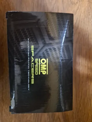 Tornillos negros para separadores de rueda.