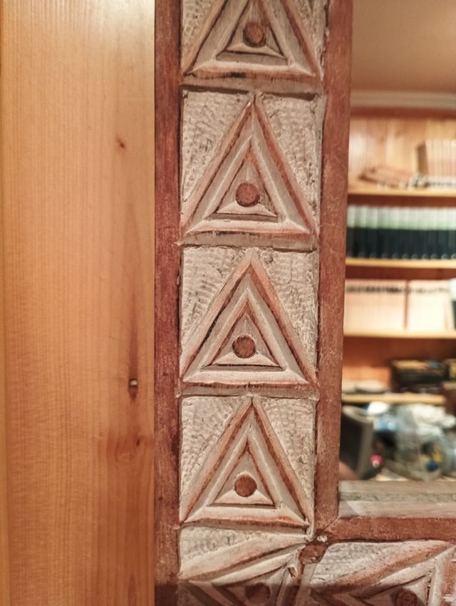 Espejo con marco de madera tallada. Buen estado.