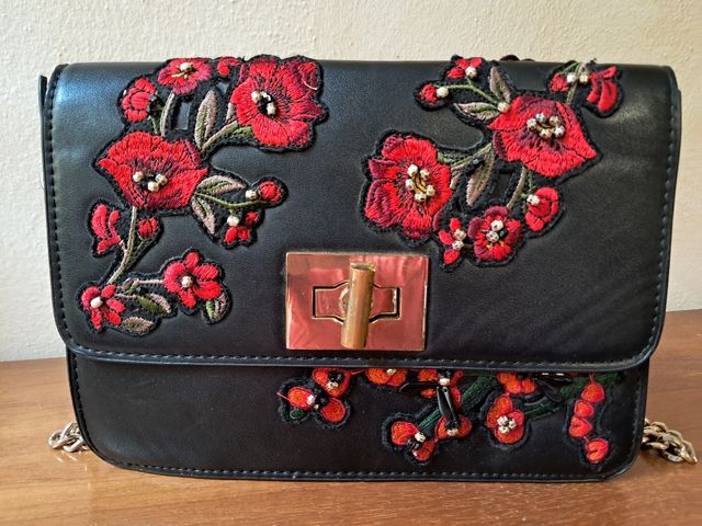 Borsa donna tracolla nera con fiori rossi