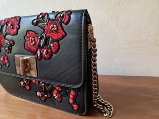 Borsa donna tracolla nera con fiori rossi