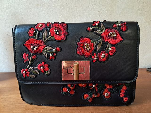 Borsa donna tracolla nera con fiori rossi