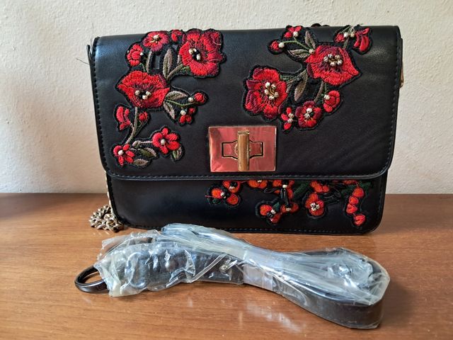 Borsa donna tracolla nera con fiori rossi