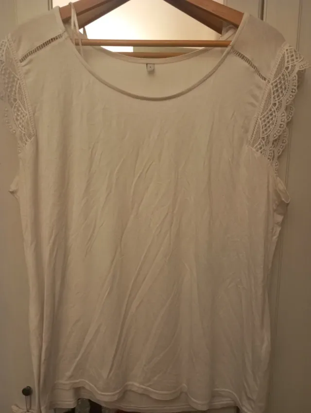 Camiseta blanca con encaje