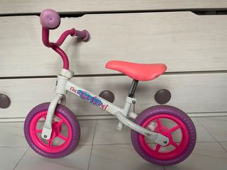 Bici sin pedales rosa y blanca
