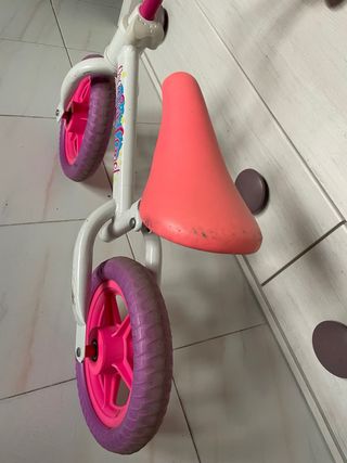 Bici sin pedales rosa y blanca