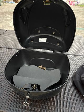 Cajón de moto negro con luces