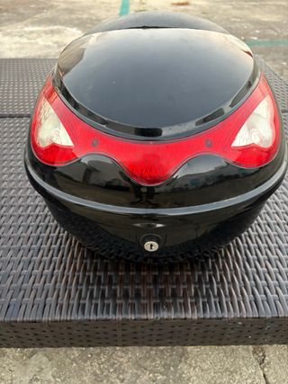 Cajón de moto negro con luces