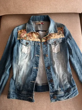 Cazadora Vaquera Talla S con Estampado Floral