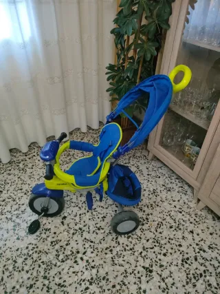 Triciclo infantil azul y amarillo