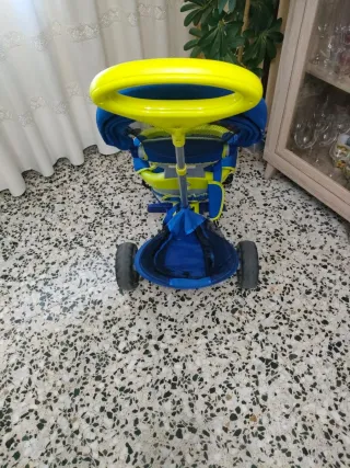 Triciclo infantil azul y amarillo