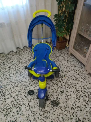 Triciclo infantil azul y amarillo