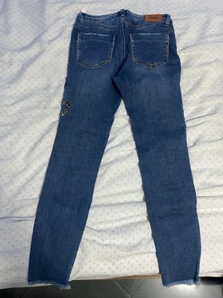Pantalones vaqueros Stradivarius bordados