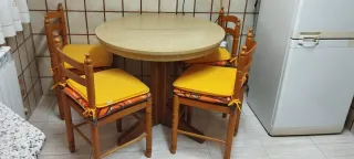 Mesa y 4 sillas de cocina 