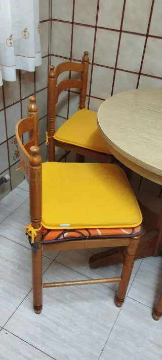 Mesa y 4 sillas de cocina 