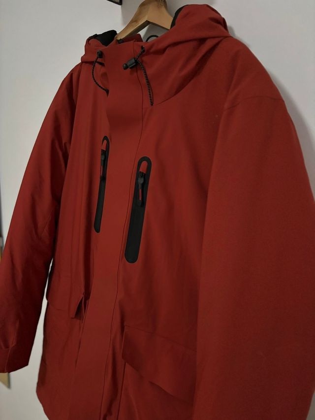 Chaqueta parka roja con capucha