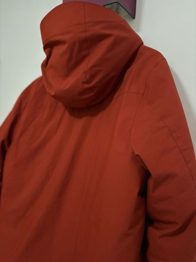 Chaqueta parka roja con capucha