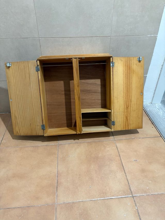 Armario de madera decorado